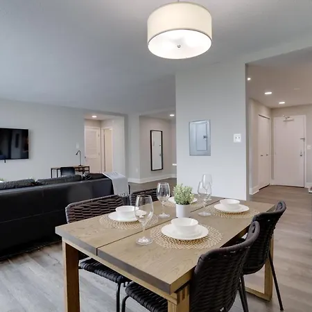 Elegant Apartment With Gym Access At Crystal City